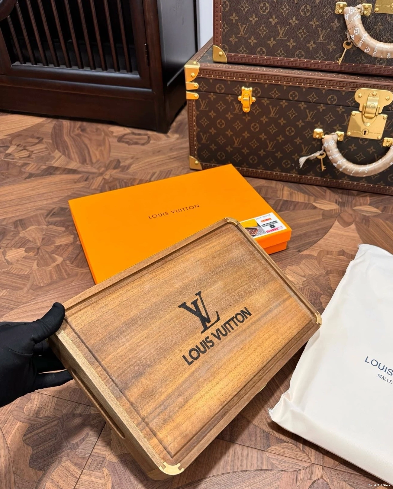 LV CUSTOM TRAY SERVING 0807